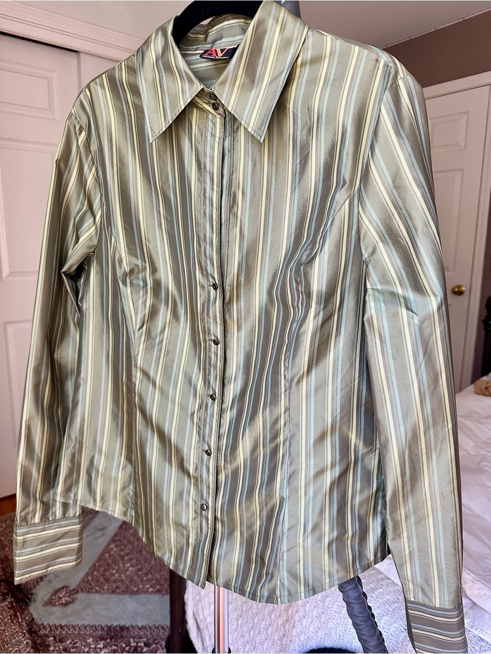 Gorgeous Adrienne Vittadini Dress Shirt - Long Sleeve Button. 100% silk